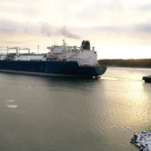 A tugboat and vessel FSRU Exemplar, the floating liquefied natural gas (LNG) terminal, chartered by Finland to replace Russian gas, arrives to the Inkoo port, west of Helsinki, December 28, 2022. © Jussi Nukari, Lehtikuva, Reuters