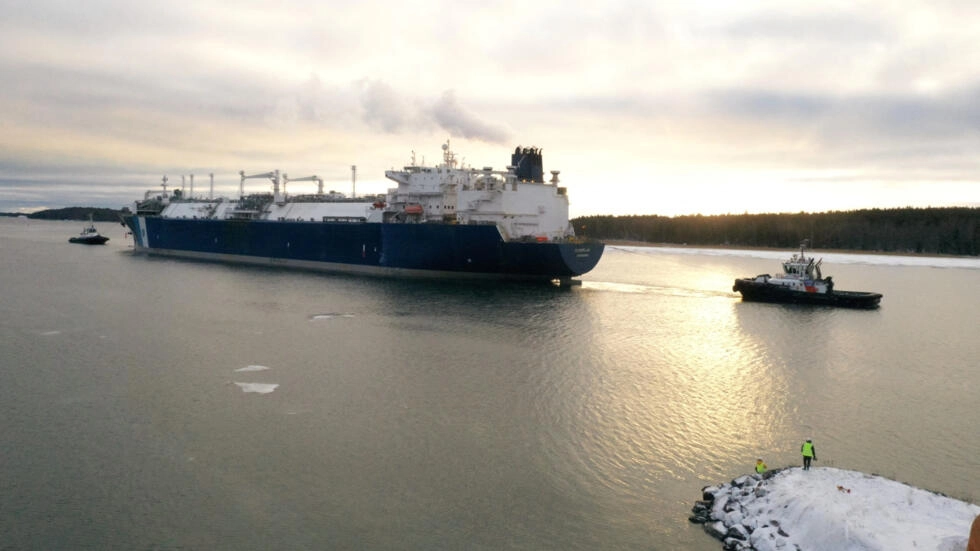 A tugboat and vessel FSRU Exemplar, the floating liquefied natural gas (LNG) terminal, chartered by Finland to replace Russian gas, arrives to the Inkoo port, west of Helsinki, December 28, 2022. © Jussi Nukari, Lehtikuva, Reuters